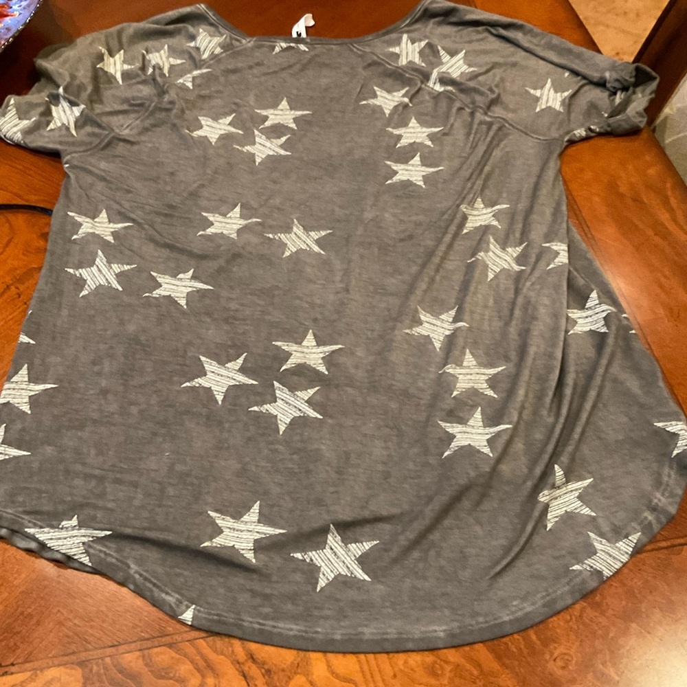 Cable & Gage lightweight, Semi Sheer Top, grey with white stars, short sleeves - Picture 6 of 8